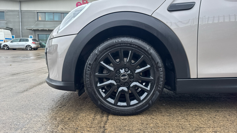 MINI Hatchback 1.5 Cooper Classic Premium Plus 5dr Auto Petrol Hatchback